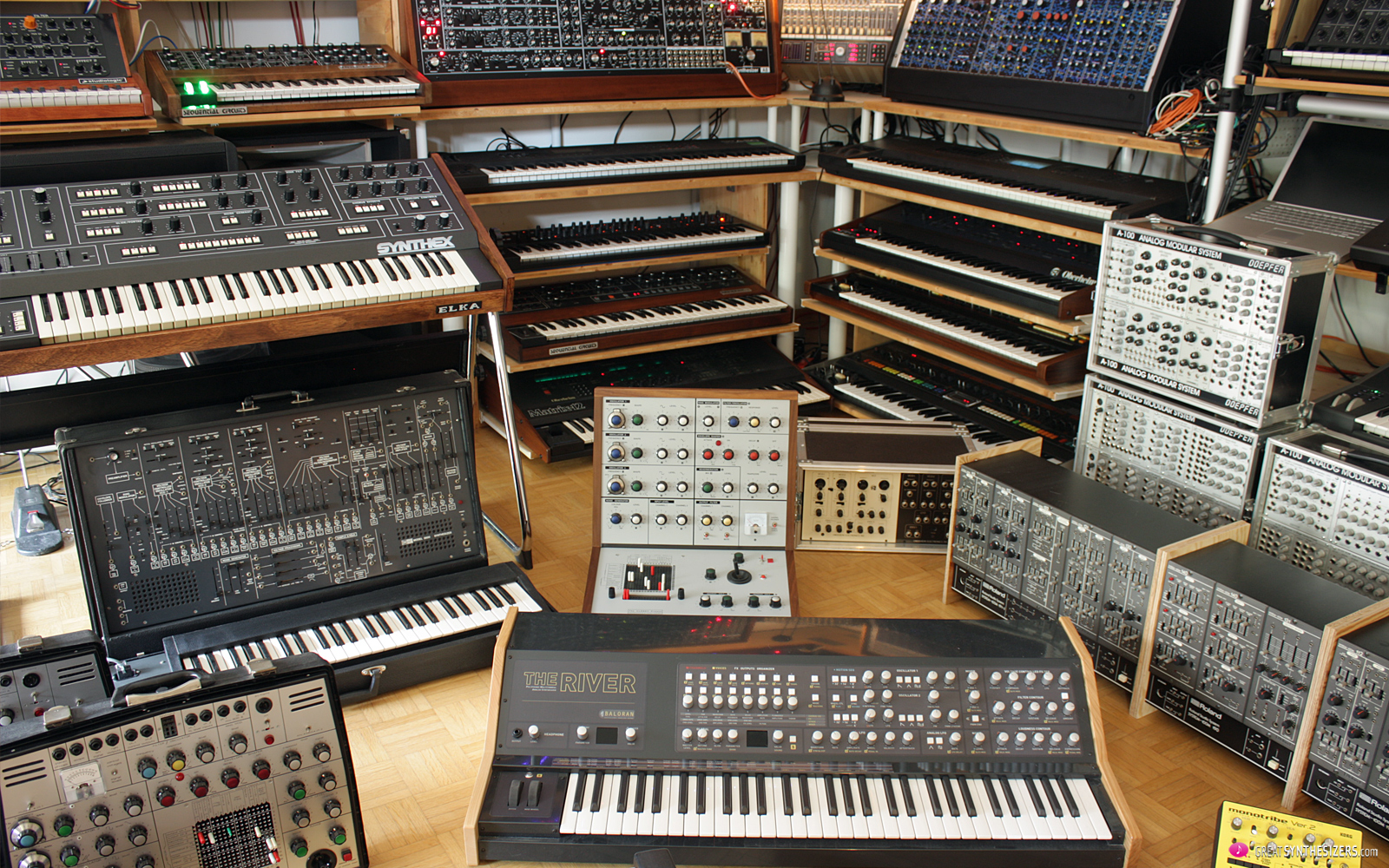 analog polyphonic synthesizers